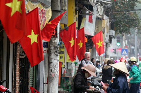 Con phố Hàng Bông (Hoàn Kiếm) rực đỏ bởi cờ tổ quốc.